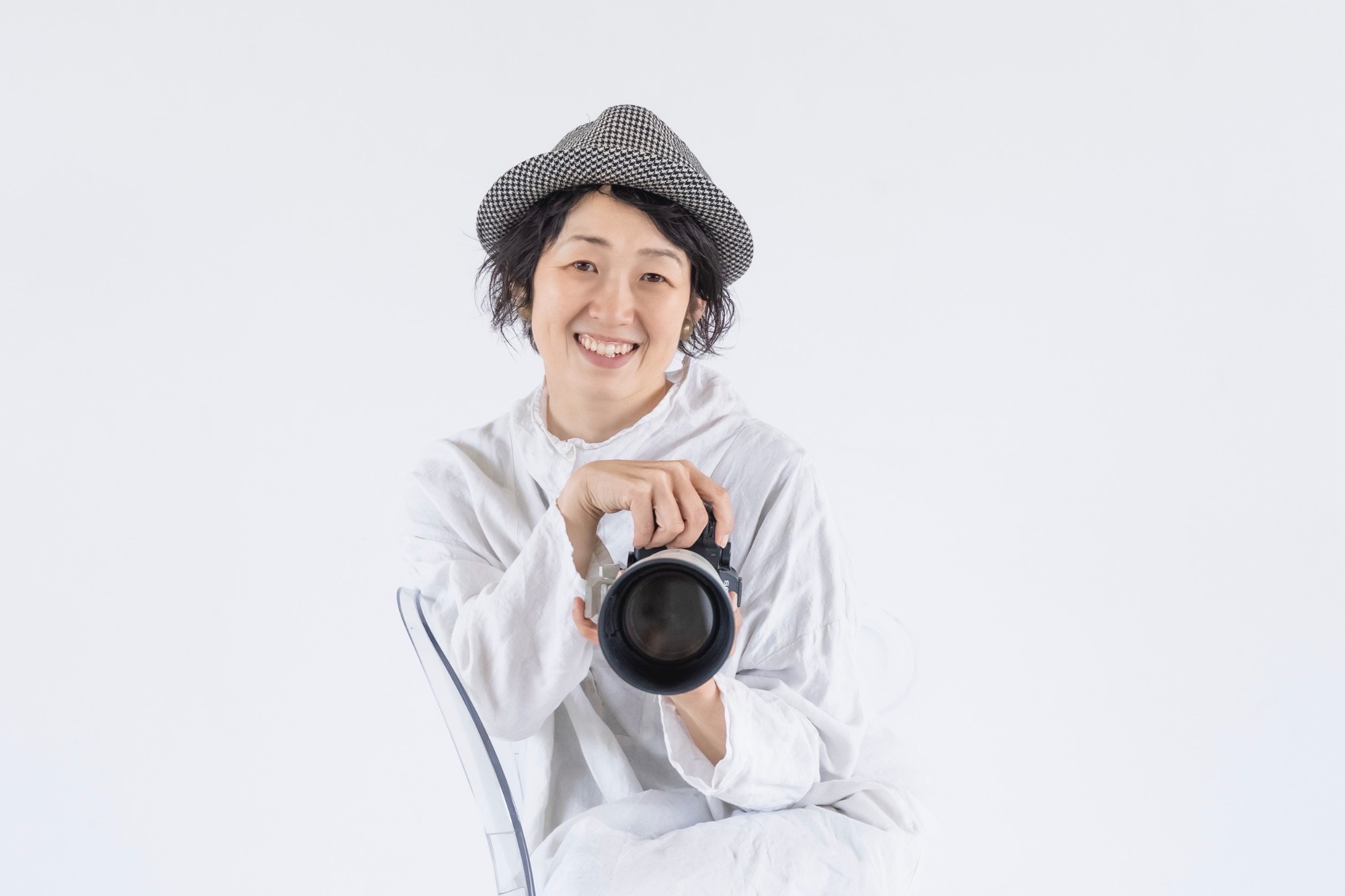 カメラを手に、ほほえむ写真家・Canna Yamamoto